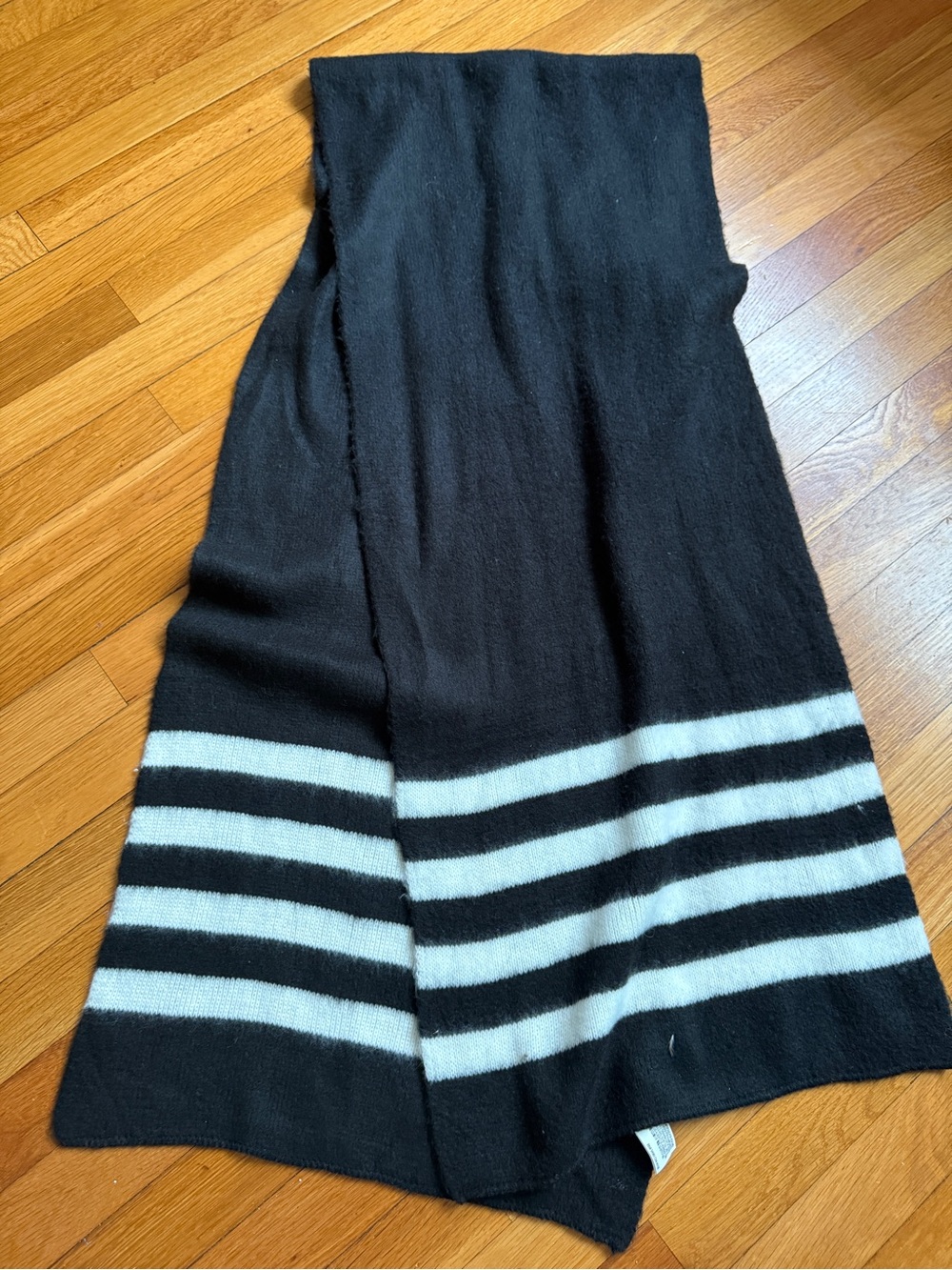 Four bar black and white scarf